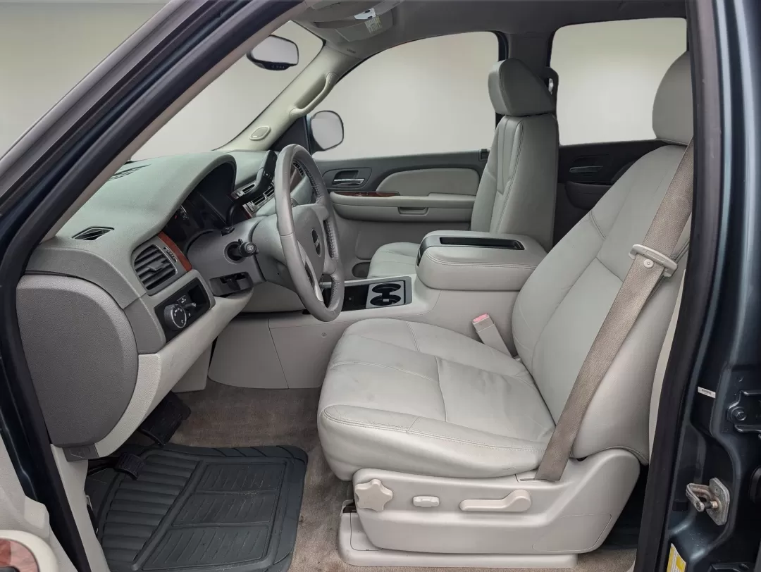 2009 /Light Titanium GMC Yukon SLT w/4SA (1GKEC33339R) with an Other engine, located at 3959 U.S. 80 W, Phenix City, AL, 36870, (334) 297-4885, 32.469296, -85.135185 - Experience the ultimate blend of adventure and family comfort with this stunning 2009 GMC Yukon SLT, available now at Gils Auto - Columbus! Perfect for growing families and those who love weekend getaways, this SUV is designed to handle everything from school runs to outdoor escapades. With its spac - Photo#9