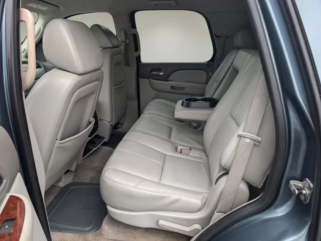 2009 /Light Titanium GMC Yukon SLT w/4SA (1GKEC33339R) with an Other engine, located at 3959 U.S. 80 W, Phenix City, AL, 36870, (334) 297-4885, 32.469296, -85.135185 - Experience the ultimate blend of adventure and family comfort with this stunning 2009 GMC Yukon SLT, available now at Gils Auto - Columbus! Perfect for growing families and those who love weekend getaways, this SUV is designed to handle everything from school runs to outdoor escapades. With its spac - Photo#10