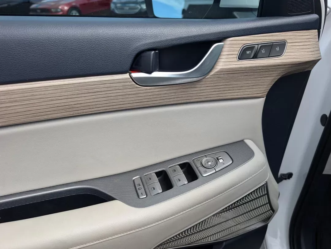 2022 /Navy/Beige Hyundai Palisade Limited (KM8R54HE9NU) with an Regular Unleaded V-6 3.8 L/231 engine, 8-Speed Automatic w/OD transmission, located at 3959 U.S. 80 W, Phenix City, AL, 36870, (334) 297-4885, 32.469296, -85.135185 - 2022 Hyundai Palisade Limited - Photo#9