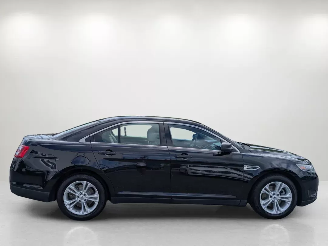 2017 Ford Taurus SE (1FAHP2D84HG) with an Regular Unleaded V-6 3.5 L/213 engine, 6-Speed Automatic w/OD transmission, located at 3959 U.S. 80 W, Phenix City, AL, 36870, (334) 297-4885, 32.469296, -85.135185 - 2017 Ford Taurus SE - Photo#4