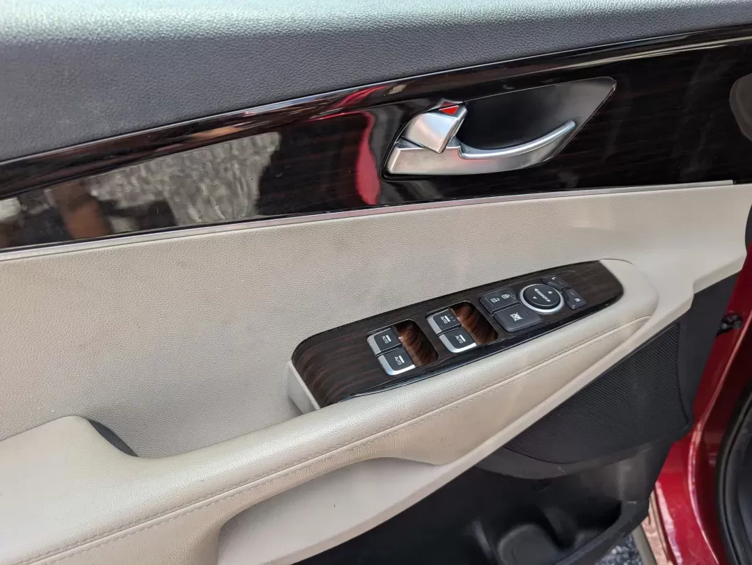 2019 /Stone Beige Kia Sorento LX (5XYPG4A31KG) with an Regular Unleaded I-4 2.4 L/144 engine, 6-Speed Automatic w/OD transmission, located at 1430 Gateway Drive, Opelika, AL, 36801, (334) 239-0944, 32.637871, -85.409790 - 2019 Kia Sorento LX - Photo#8