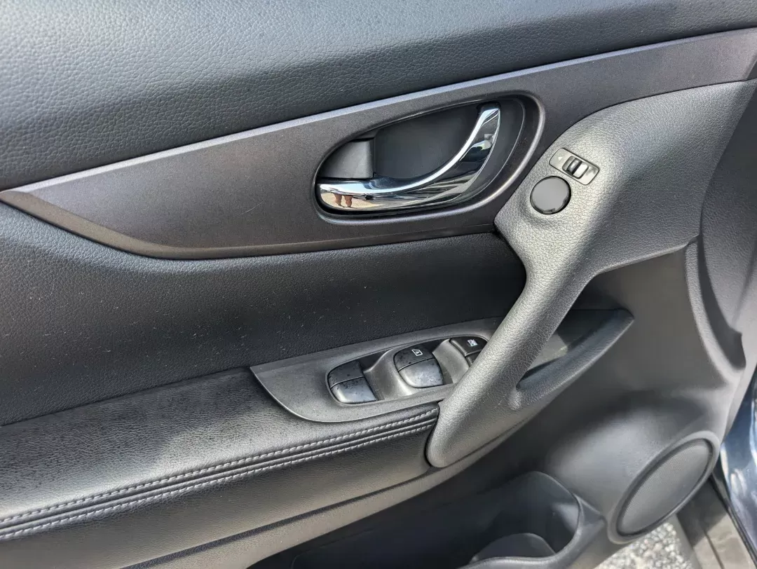 2016 /Charcoal Nissan Rogue SV (5N1AT2MV4GC) with an Regular Unleaded I-4 2.5 L/152 engine, 1-Speed CVT w/OD transmission, located at 1430 Gateway Drive, Opelika, AL, 36801, (334) 239-0944, 32.637871, -85.409790 - 2016 Nissan Rogue SV - Photo#8