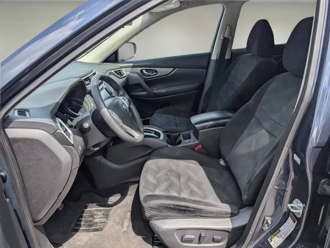 2016 /Charcoal Nissan Rogue SV (5N1AT2MV4GC) with an Regular Unleaded I-4 2.5 L/152 engine, 1-Speed CVT w/OD transmission, located at 1430 Gateway Drive, Opelika, AL, 36801, (334) 239-0944, 32.637871, -85.409790 - 2016 Nissan Rogue SV - Photo#9