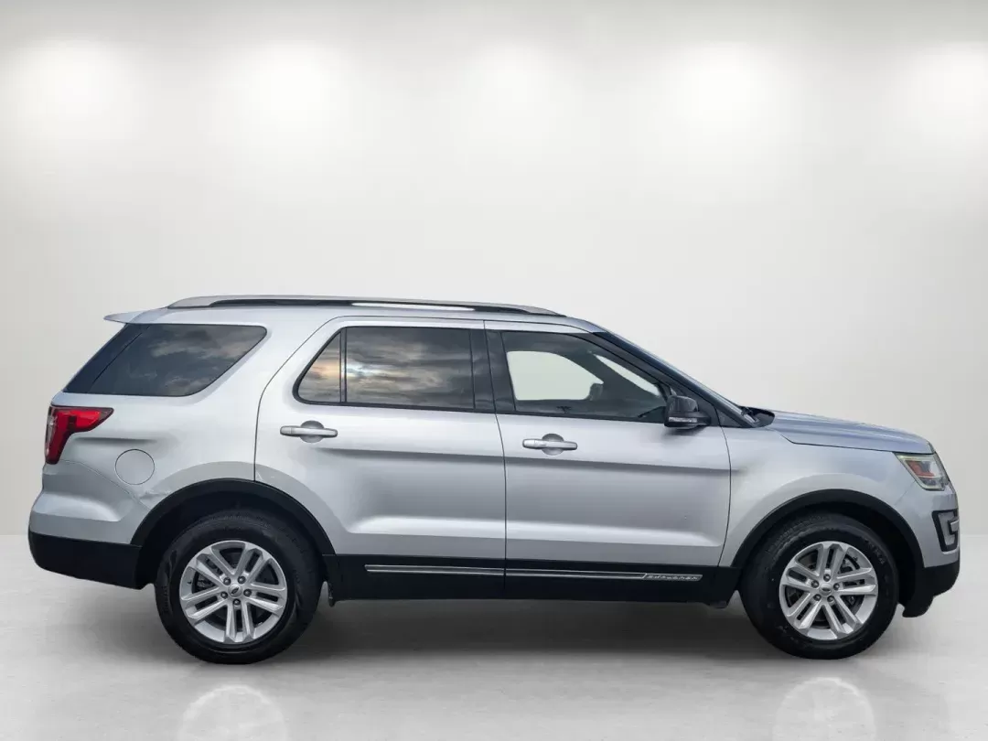 2016 Ford Explorer XLT (1FM5K7DH0GG) with an Intercooled Turbo Premium Unleaded I-4 2.3 L/140 engine, 6-Speed Automatic w/OD transmission, located at 3959 U.S. 80 W, Phenix City, AL, 36870, (334) 297-4885, 32.469296, -85.135185 - 2016 Ford Explorer XLT - Photo#4