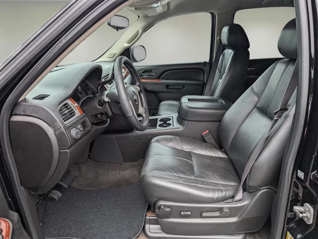 2013 /Ebony Chevrolet Tahoe LT (1GNSCBE04DR) with an Gas/Ethanol V8 5.3L/323 engine, 6-Speed Automatic transmission, located at 3959 U.S. 80 W, Phenix City, AL, 36870, (334) 297-4885, 32.469296, -85.135185 - 2013 Chevrolet Tahoe LT - Photo#10
