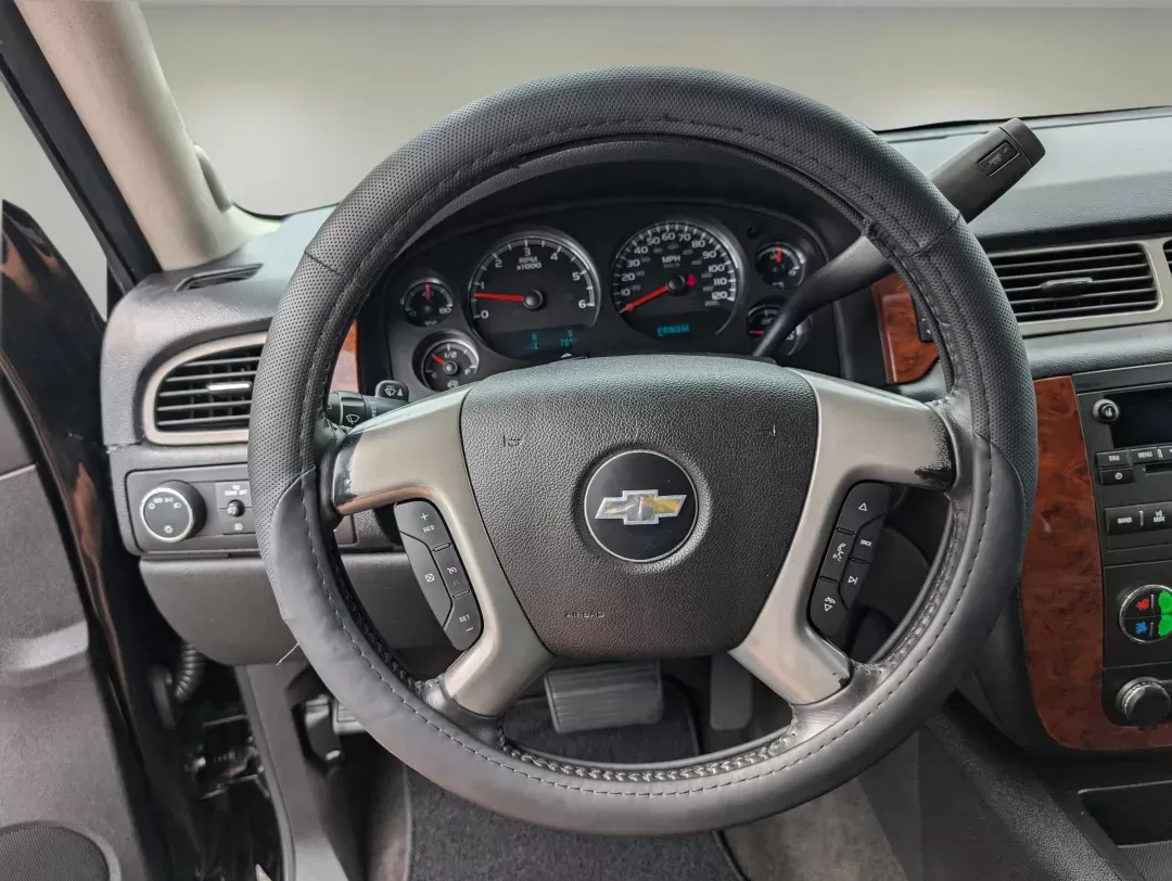2013 /Ebony Chevrolet Tahoe LT (1GNSCBE04DR) with an Gas/Ethanol V8 5.3L/323 engine, 6-Speed Automatic transmission, located at 3959 U.S. 80 W, Phenix City, AL, 36870, (334) 297-4885, 32.469296, -85.135185 - 2013 Chevrolet Tahoe LT - Photo#16