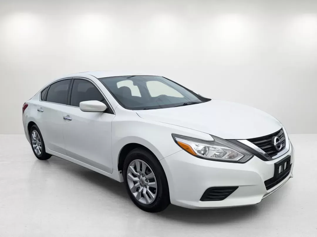 2016 Nissan Altima 2.5 (1N4AL3AP8GN) with an Regular Unleaded I-4 2.5 L/152 engine, 1-Speed CVT w/OD transmission, located at 804 22nd Ave, Phenix City, AL, 36870, (334) 297-1860, 32.484749, -85.024475 - 2016 Nissan Altima 2.5 - Photo#2