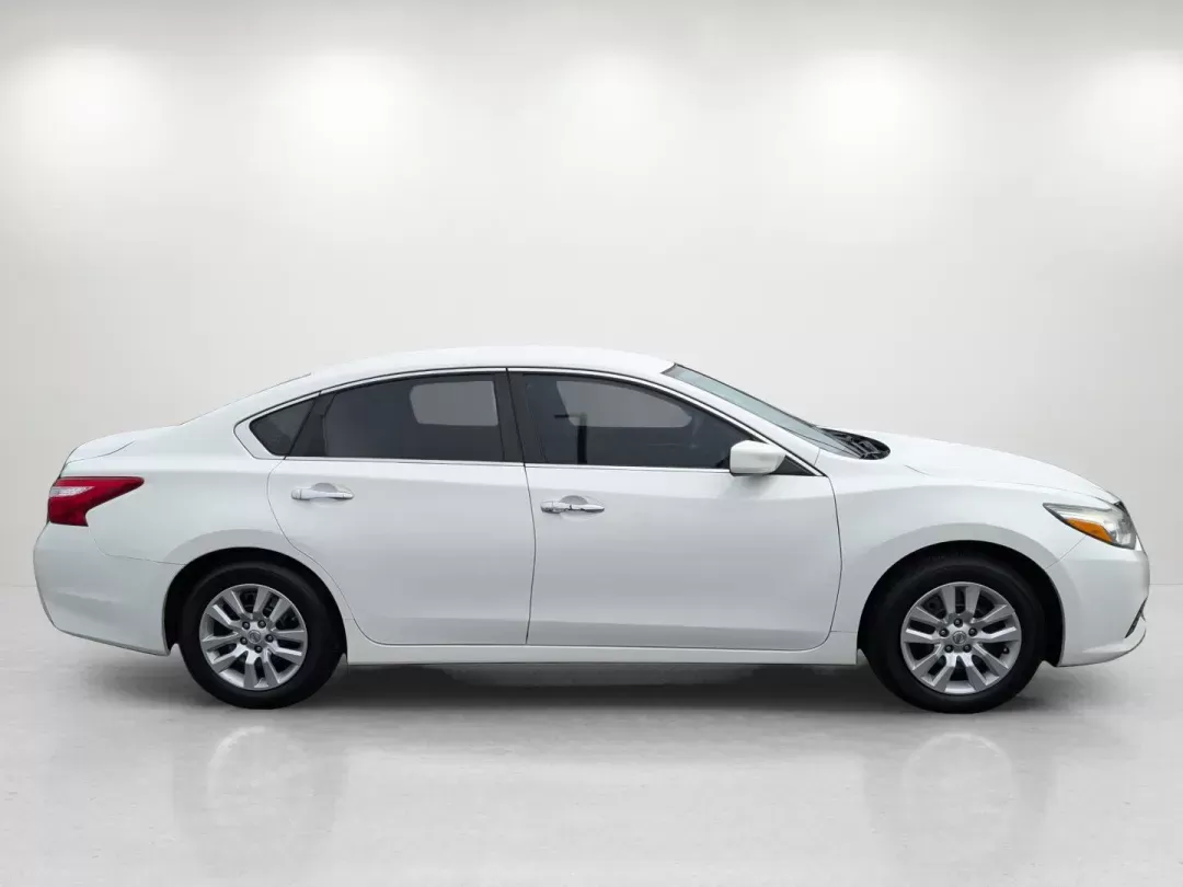 2016 Nissan Altima 2.5 (1N4AL3AP8GN) with an Regular Unleaded I-4 2.5 L/152 engine, 1-Speed CVT w/OD transmission, located at 804 22nd Ave, Phenix City, AL, 36870, (334) 297-1860, 32.484749, -85.024475 - 2016 Nissan Altima 2.5 - Photo#3