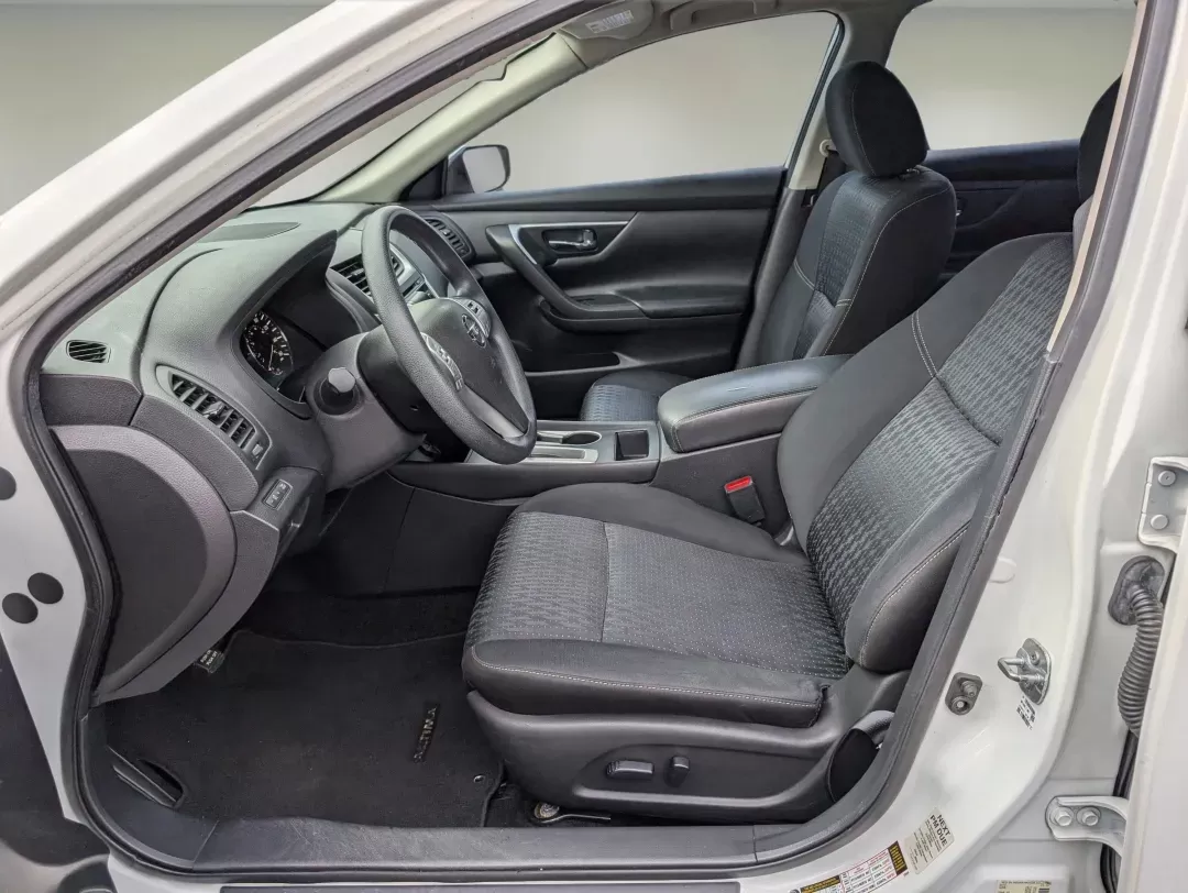 2016 Nissan Altima 2.5 (1N4AL3AP8GN) with an Regular Unleaded I-4 2.5 L/152 engine, 1-Speed CVT w/OD transmission, located at 804 22nd Ave, Phenix City, AL, 36870, (334) 297-1860, 32.484749, -85.024475 - 2016 Nissan Altima 2.5 - Photo#9