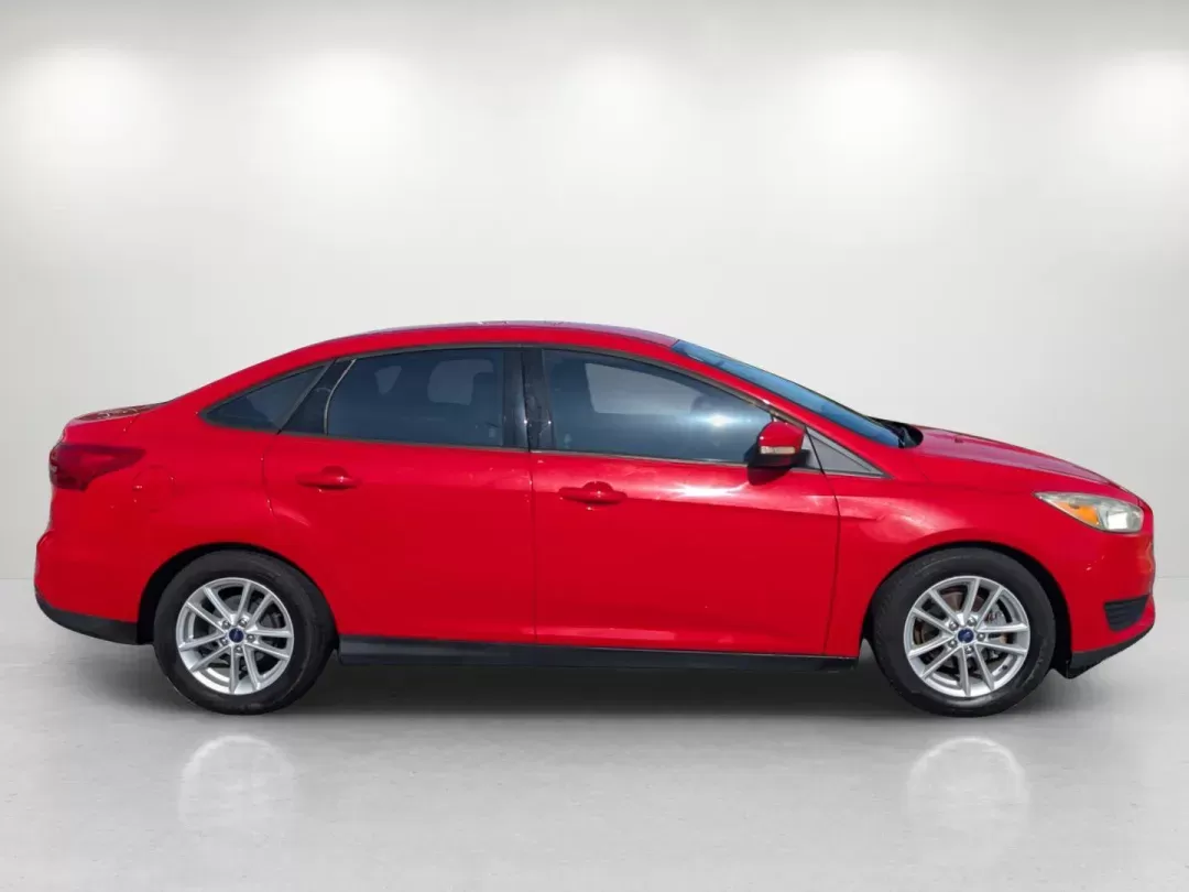 2016 Ford Focus SE (1FADP3F28GL) with an Regular Unleaded I-4 2.0 L/122 engine, located at 3959 U.S. 80 W, Phenix City, AL, 36870, (334) 297-4885, 32.469296, -85.135185 - 2016 Ford Focus SE - Photo#4