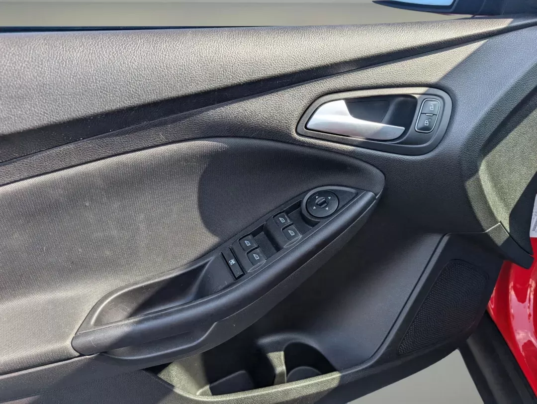 2016 Ford Focus SE (1FADP3F28GL) with an Regular Unleaded I-4 2.0 L/122 engine, located at 3959 U.S. 80 W, Phenix City, AL, 36870, (334) 297-4885, 32.469296, -85.135185 - 2016 Ford Focus SE - Photo#9