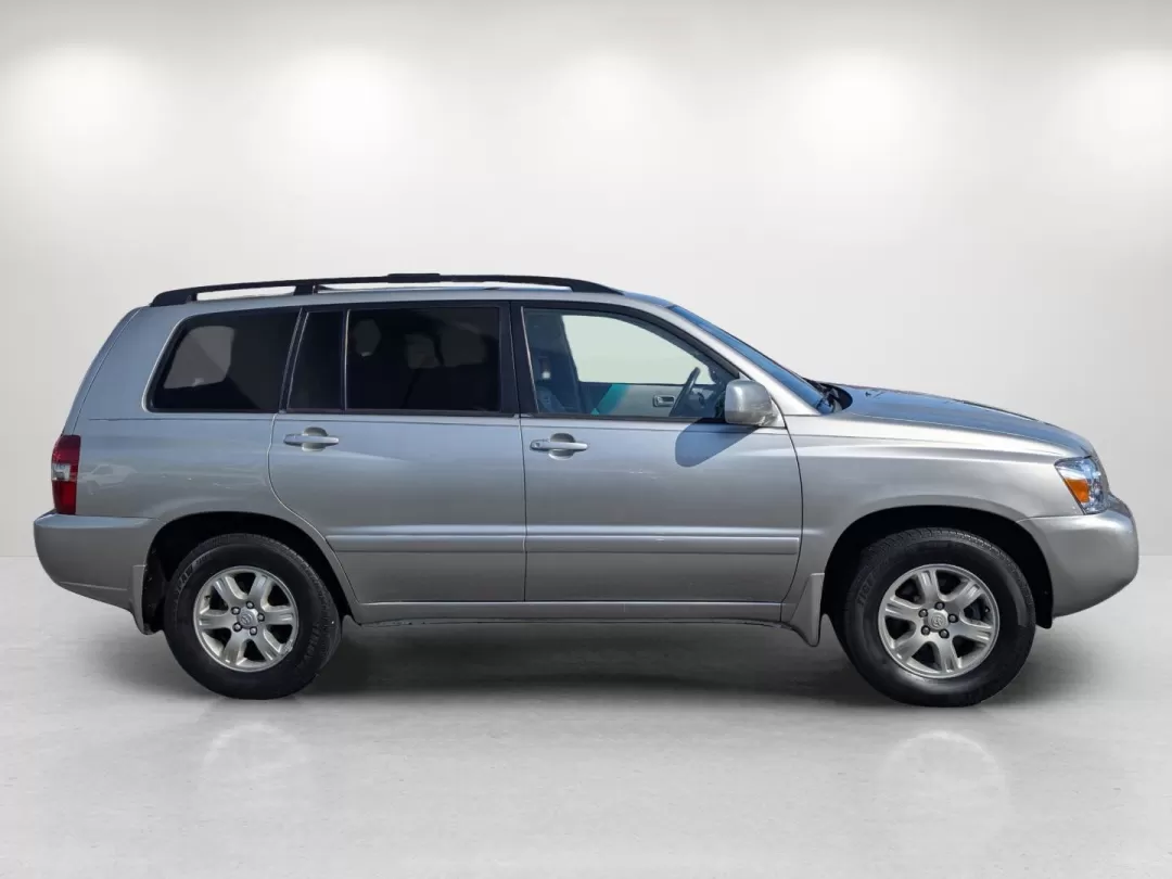 2004 Toyota Highlander (JTEGP21A740) with an Other engine, located at 804 22nd Ave, Phenix City, AL, 36870, (334) 297-1860, 32.484749, -85.024475 - **Unleash Your Adventure with a 2004 Toyota Highlander at Gils Auto - Prattville!**<br /> <br /> Are you ready to elevate your weekend getaways or enhance your daily commute? Look no further than this impressive 2004 Toyota Highlander, perfect for growing families or budget-conscious buyers looking - Photo#3