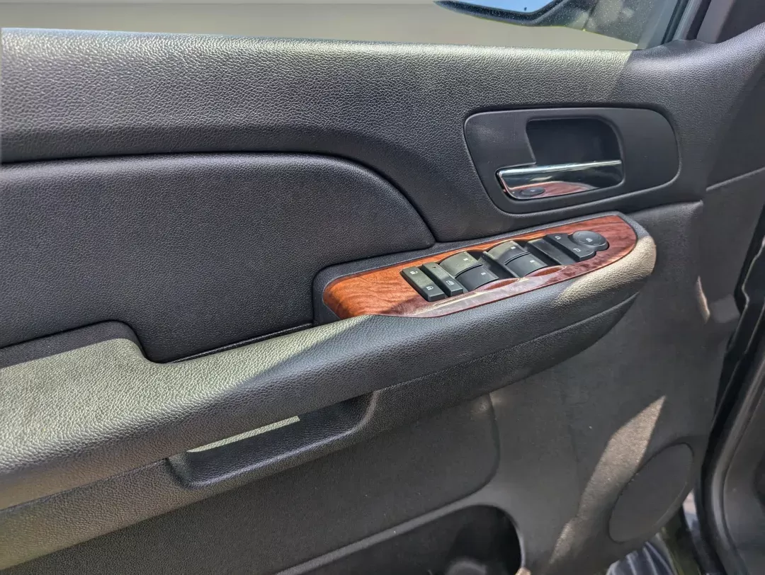 2007 /Ebony GMC Yukon XL SLE (1GKFC16J87R) with an Gas V8 5.3L/323 engine, 4-Speed Automatic w/OD transmission, located at 3959 U.S. 80 W, Phenix City, AL, 36870, (334) 297-4885, 32.469296, -85.135185 - 2007 GMC Yukon XL SLE - Photo#9
