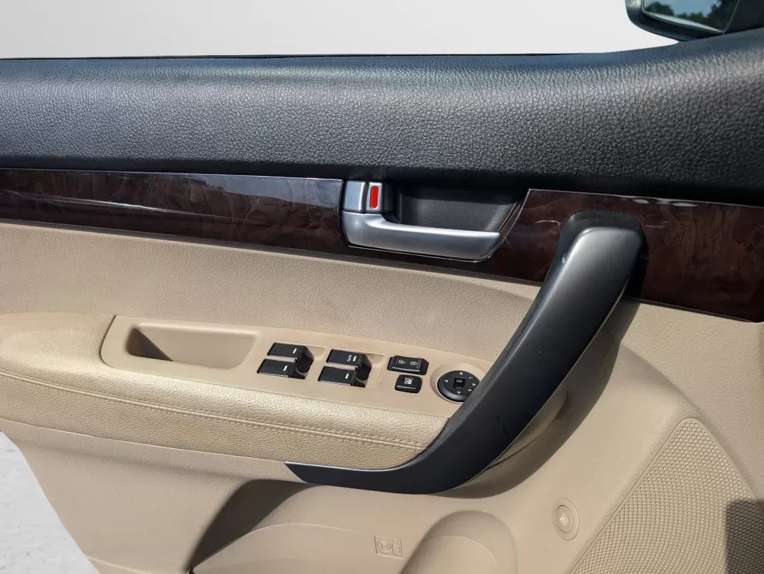 2014 /Beige Kia Sorento LX (5XYKT4A69EG) with an Regular Unleaded I-4 2.4 L/144 engine, 6-Speed Automatic w/OD transmission, located at 5115 14th Ave., Columbus, GA, 31904, (706) 323-0345, 32.511494, -84.971046 - 2014 Kia Sorento LX - Photo#15