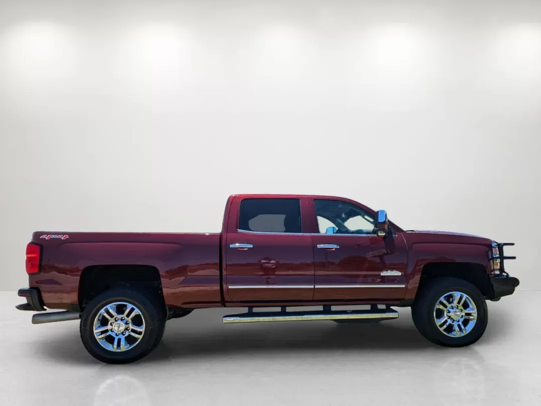2017 /Saddle Chevrolet Silverado 2500HD High Country (1GC1KXEY2HF) with an Turbocharged Diesel V8 6.6L/403 engine, 6-Speed Automatic transmission, located at 3959 U.S. 80 W, Phenix City, AL, 36870, (334) 297-4885, 32.469296, -85.135185 - 2017 Chevrolet Silverado 2500HD High Country - Photo#4
