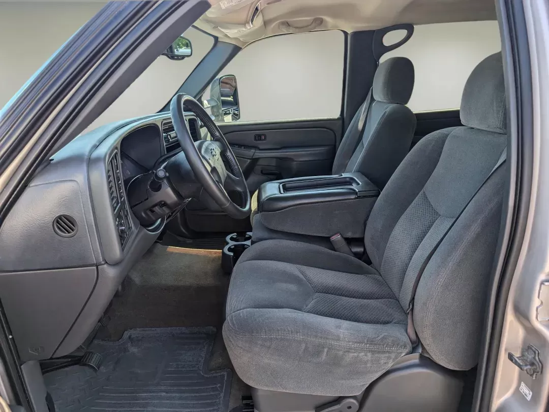 2004 /Dark Charcoal Chevrolet Silverado 2500HD LS (1GCHK23U64F) with an Gas V8 6.0L/364 engine, 4-Speed HD Automatic w/OD transmission, located at 3959 U.S. 80 W, Phenix City, AL, 36870, (334) 297-4885, 32.469296, -85.135185 - 2004 Chevrolet Silverado 2500HD LS - Photo#9