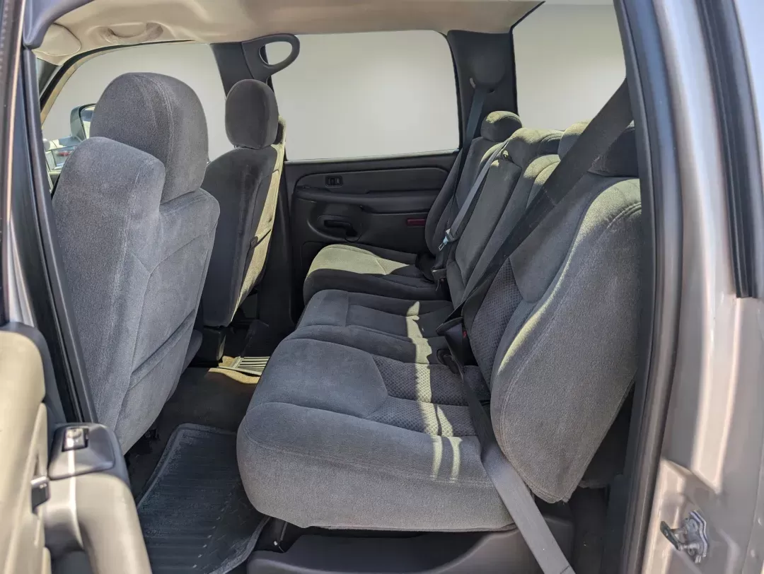 2004 /Dark Charcoal Chevrolet Silverado 2500HD LS (1GCHK23U64F) with an Gas V8 6.0L/364 engine, 4-Speed HD Automatic w/OD transmission, located at 3959 U.S. 80 W, Phenix City, AL, 36870, (334) 297-4885, 32.469296, -85.135185 - 2004 Chevrolet Silverado 2500HD LS - Photo#11