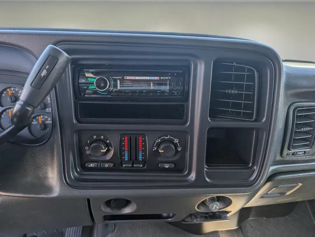 2004 /Dark Charcoal Chevrolet Silverado 2500HD LS (1GCHK23U64F) with an Gas V8 6.0L/364 engine, 4-Speed HD Automatic w/OD transmission, located at 3959 U.S. 80 W, Phenix City, AL, 36870, (334) 297-4885, 32.469296, -85.135185 - 2004 Chevrolet Silverado 2500HD LS - Photo#13