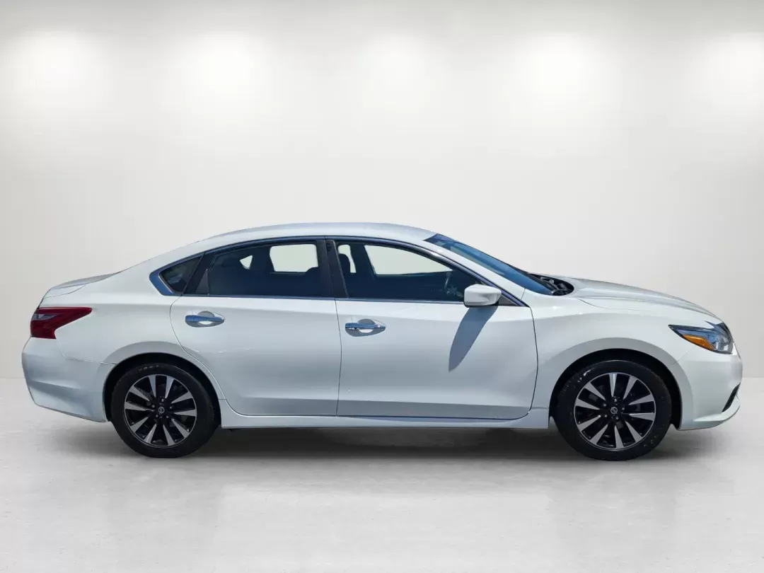 2018 /Charcoal Nissan Altima 2.5 SV (1N4AL3AP8JC) with an Regular Unleaded I-4 2.5 L/152 engine, 1-Speed CVT w/OD transmission, located at 3959 U.S. 80 W, Phenix City, AL, 36870, (334) 297-4885, 32.469296, -85.135185 - 2018 Nissan Altima 2.5 SV - Photo#4