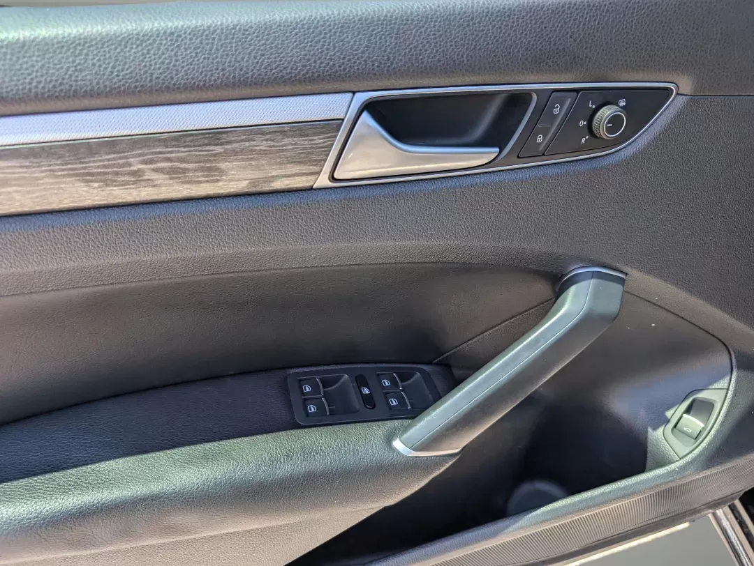 2016 Volkswagen Passat (1VWBT7A37GC) with an Intercooled Turbo Regular Unleaded I-4 1.8 L/110 engine, 6-Speed Automatic w/OD transmission, located at 3959 U.S. 80 W, Phenix City, AL, 36870, (334) 297-4885, 32.469296, -85.135185 - 2016 Volkswagen Passat - Photo#9