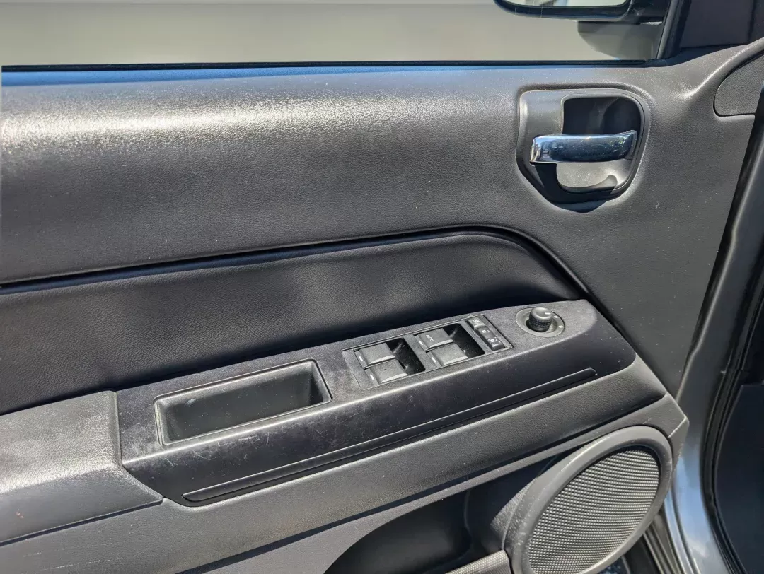 2012 /Dark Slate Gray Interior Jeep Compass Latitude (1C4NJDEBXCD) with an Gas I4 2.4L/144 engine, 1-Speed Continuously Variable Ratio transmission, located at 1430 Gateway Drive, Opelika, AL, 36801, (334) 239-0944, 32.637871, -85.409790 - 2012 Jeep Compass Latitude - Photo#8