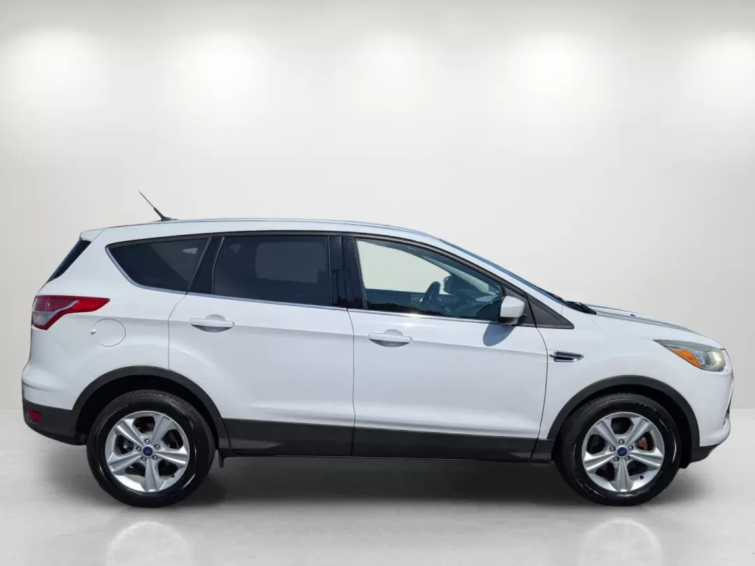 2015 Ford Escape SE (1FMCU0GX5FU) with an Intercooled Turbo Regular Unleaded I-4 1.6 L/98 engine, 6-Speed Automatic w/OD transmission, located at 1430 Gateway Drive, Opelika, AL, 36801, (334) 239-0944, 32.637871, -85.409790 - 2015 Ford Escape SE - Photo#3