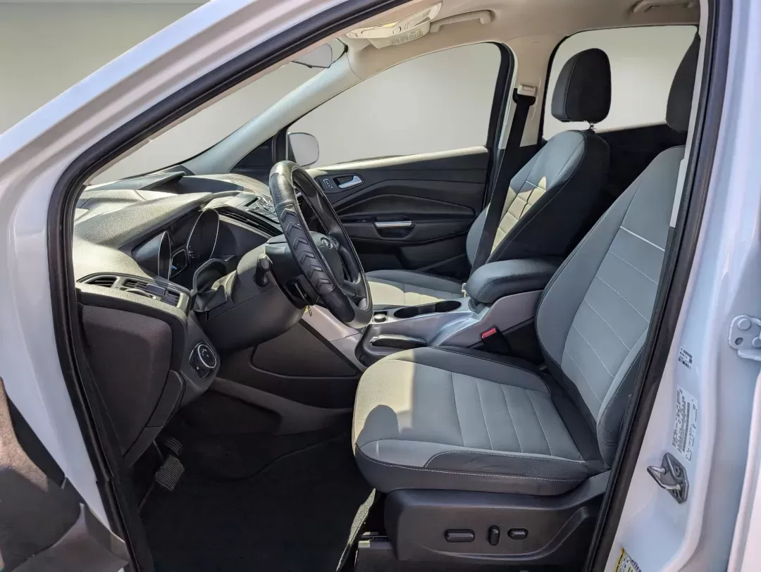 2015 Ford Escape SE (1FMCU0GX5FU) with an Intercooled Turbo Regular Unleaded I-4 1.6 L/98 engine, 6-Speed Automatic w/OD transmission, located at 1430 Gateway Drive, Opelika, AL, 36801, (334) 239-0944, 32.637871, -85.409790 - 2015 Ford Escape SE - Photo#9