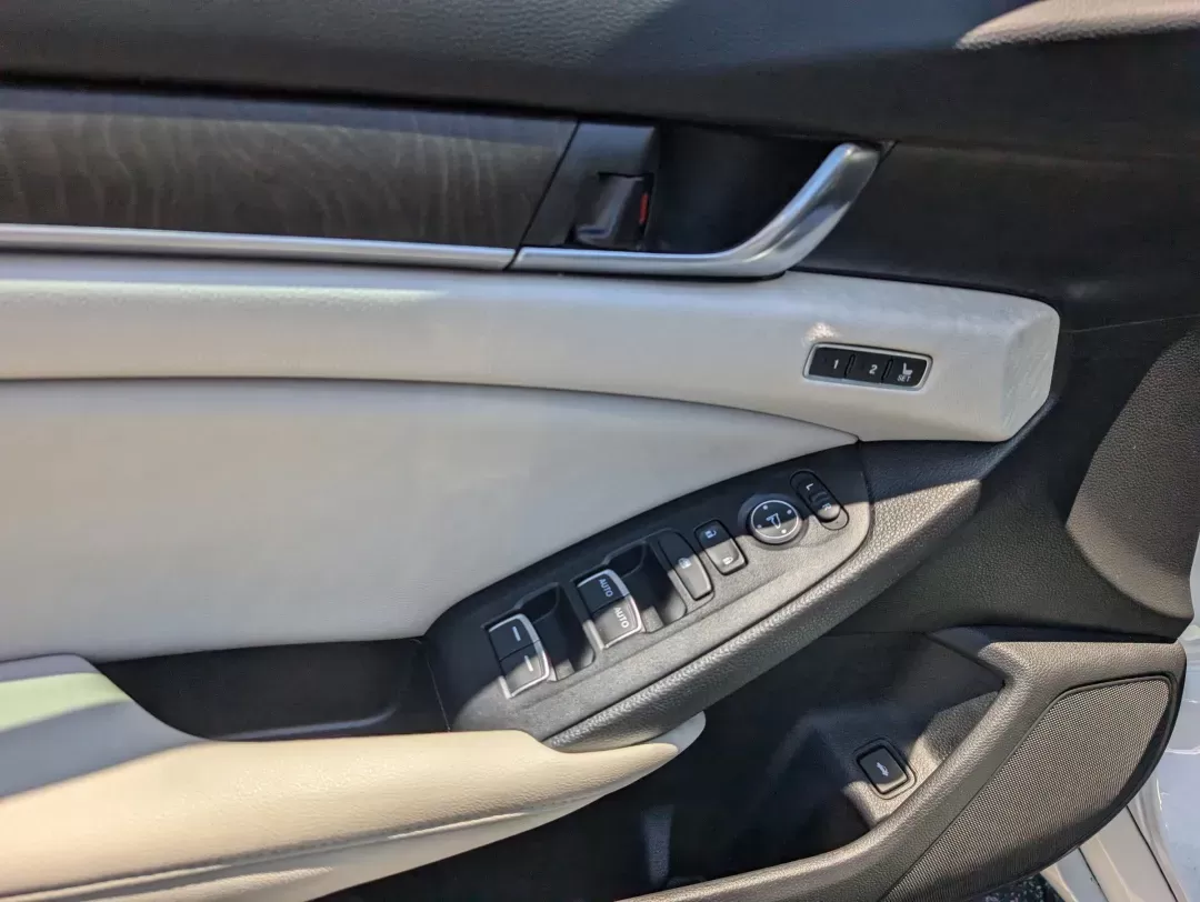 2021 Honda Accord Hybrid EX-L (1HGCV3F54MA) with an Gas/Electric I-4 2.0 L/122 engine, 1-Speed CVT w/OD transmission, located at 3959 U.S. 80 W, Phenix City, AL, 36870, (334) 297-4885, 32.469296, -85.135185 - 2021 Honda Accord Hybrid EX-L - Photo#8