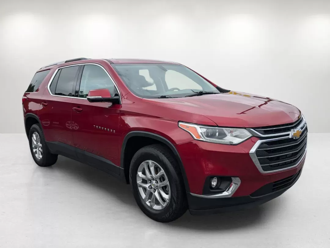 2018 /Dark Atmosphere/Medium Ash Gray Chevrolet Traverse LT Cloth (1GNERGKW2JJ) with an Gas V6 3.6L/ engine, 9-Speed Automatic transmission, located at 5115 14th Ave., Columbus, GA, 31904, (706) 323-0345, 32.511494, -84.971046 - 2018 Chevrolet Traverse LT Cloth - Photo#2
