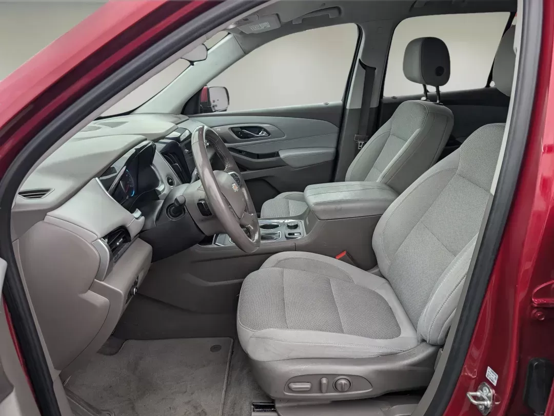 2018 /Dark Atmosphere/Medium Ash Gray Chevrolet Traverse LT Cloth (1GNERGKW2JJ) with an Gas V6 3.6L/ engine, 9-Speed Automatic transmission, located at 5115 14th Ave., Columbus, GA, 31904, (706) 323-0345, 32.511494, -84.971046 - 2018 Chevrolet Traverse LT Cloth - Photo#9