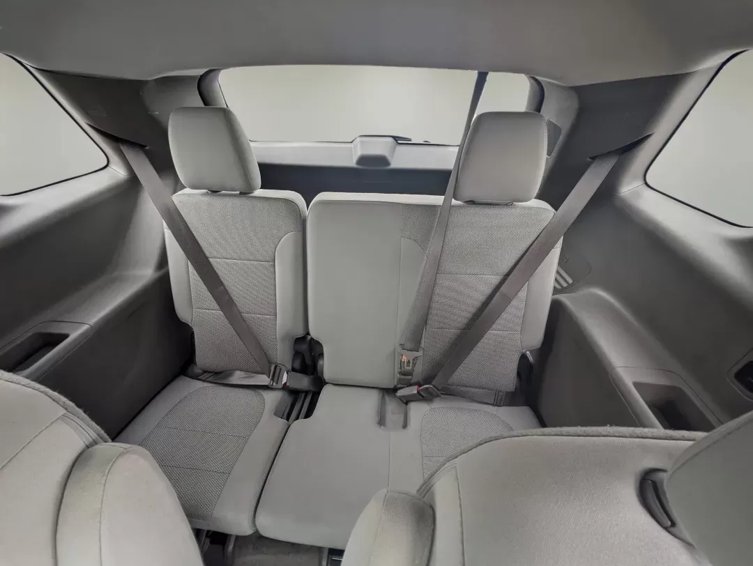 2018 /Dark Atmosphere/Medium Ash Gray Chevrolet Traverse LT Cloth (1GNERGKW2JJ) with an Gas V6 3.6L/ engine, 9-Speed Automatic transmission, located at 5115 14th Ave., Columbus, GA, 31904, (706) 323-0345, 32.511494, -84.971046 - 2018 Chevrolet Traverse LT Cloth - Photo#11