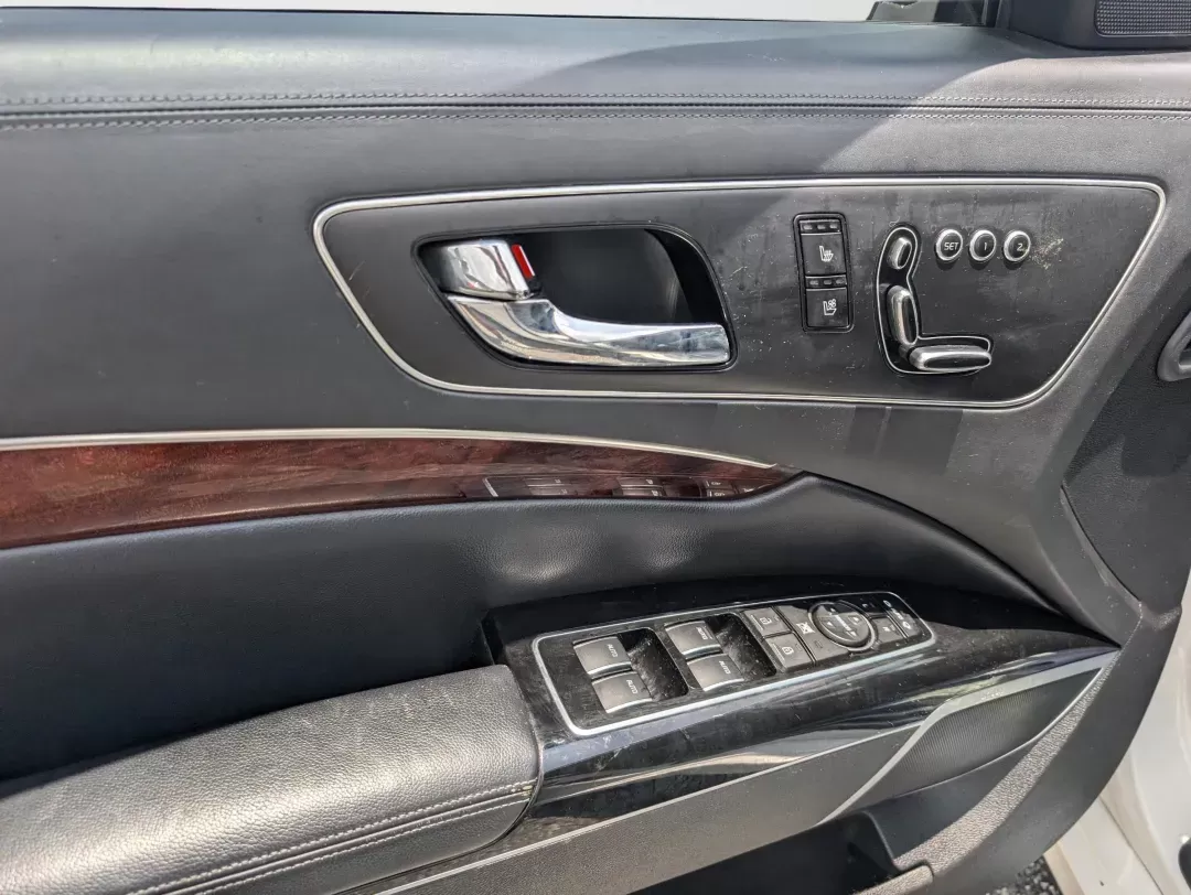 2015 /Black Kia K900 Luxury (KNALW4D4XF6) with an Premium Unleaded V-8 5.0 L/307 engine, 8-Speed Automatic w/OD transmission, located at 3959 U.S. 80 W, Phenix City, AL, 36870, (334) 297-4885, 32.469296, -85.135185 - 2015 Kia K900 Luxury - Photo#9