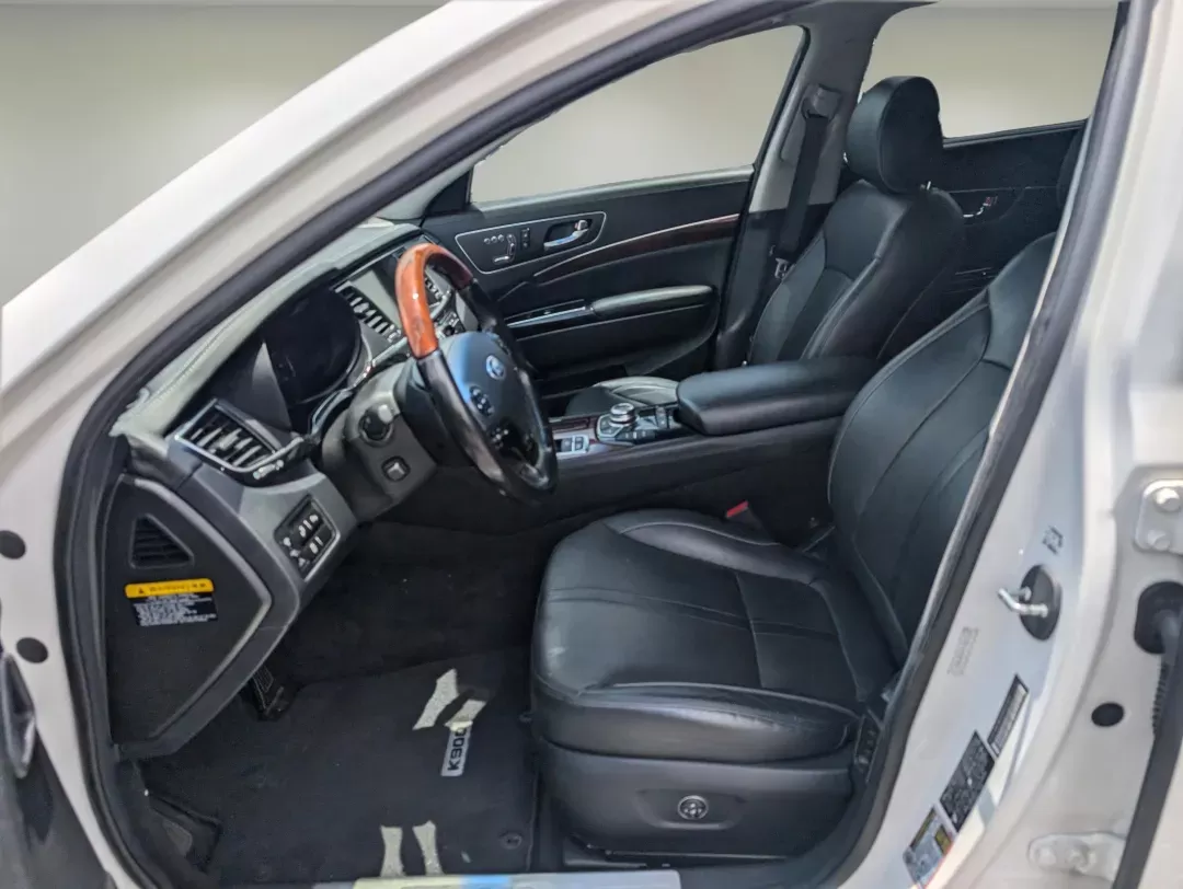 2015 /Black Kia K900 Luxury (KNALW4D4XF6) with an Premium Unleaded V-8 5.0 L/307 engine, 8-Speed Automatic w/OD transmission, located at 3959 U.S. 80 W, Phenix City, AL, 36870, (334) 297-4885, 32.469296, -85.135185 - 2015 Kia K900 Luxury - Photo#10