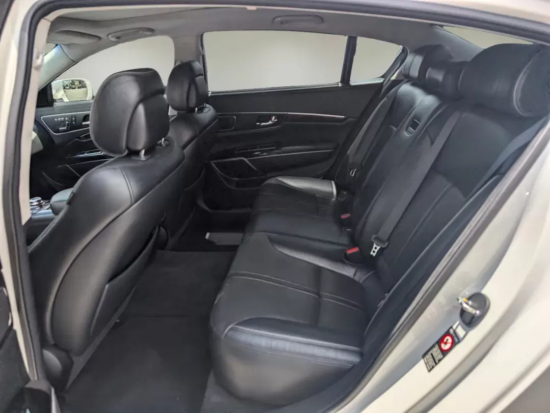 2015 /Black Kia K900 Luxury (KNALW4D4XF6) with an Premium Unleaded V-8 5.0 L/307 engine, 8-Speed Automatic w/OD transmission, located at 3959 U.S. 80 W, Phenix City, AL, 36870, (334) 297-4885, 32.469296, -85.135185 - 2015 Kia K900 Luxury - Photo#11
