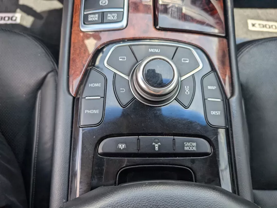 2015 /Black Kia K900 Luxury (KNALW4D4XF6) with an Premium Unleaded V-8 5.0 L/307 engine, 8-Speed Automatic w/OD transmission, located at 3959 U.S. 80 W, Phenix City, AL, 36870, (334) 297-4885, 32.469296, -85.135185 - 2015 Kia K900 Luxury - Photo#13