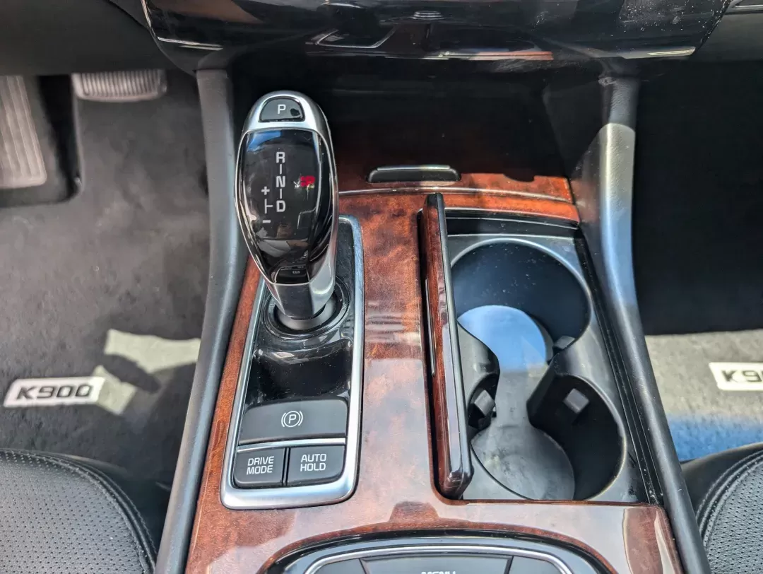 2015 /Black Kia K900 Luxury (KNALW4D4XF6) with an Premium Unleaded V-8 5.0 L/307 engine, 8-Speed Automatic w/OD transmission, located at 3959 U.S. 80 W, Phenix City, AL, 36870, (334) 297-4885, 32.469296, -85.135185 - 2015 Kia K900 Luxury - Photo#14