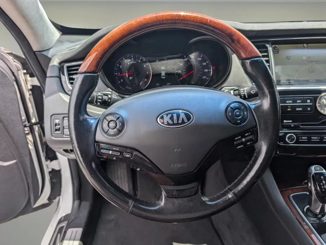 2015 /Black Kia K900 Luxury (KNALW4D4XF6) with an Premium Unleaded V-8 5.0 L/307 engine, 8-Speed Automatic w/OD transmission, located at 3959 U.S. 80 W, Phenix City, AL, 36870, (334) 297-4885, 32.469296, -85.135185 - 2015 Kia K900 Luxury - Photo#16