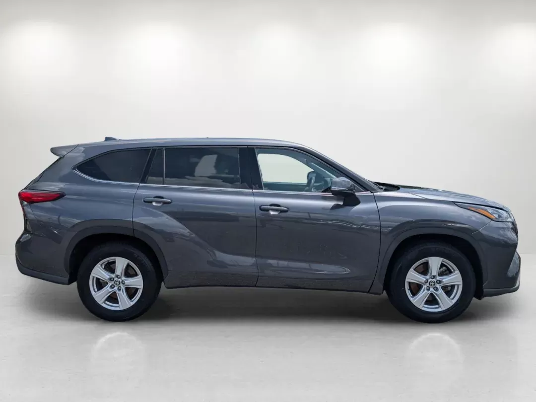 2020 Toyota Highlander L (5TDCZRAH3LS) with an Regular Unleaded V-6 3.5 L/211 engine, 8-Speed Automatic w/OD transmission, located at 3959 U.S. 80 W, Phenix City, AL, 36870, (334) 297-4885, 32.469296, -85.135185 - 2020 Toyota Highlander L - Photo#4