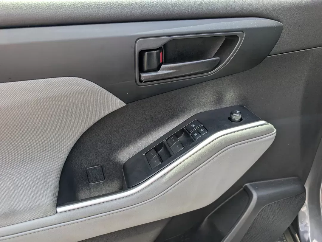 2020 Toyota Highlander L (5TDCZRAH3LS) with an Regular Unleaded V-6 3.5 L/211 engine, 8-Speed Automatic w/OD transmission, located at 3959 U.S. 80 W, Phenix City, AL, 36870, (334) 297-4885, 32.469296, -85.135185 - 2020 Toyota Highlander L - Photo#9