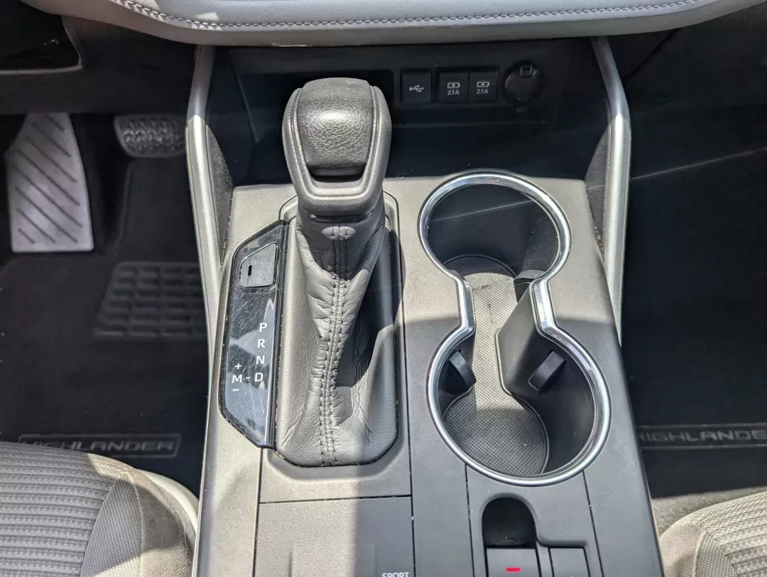 2020 Toyota Highlander L (5TDCZRAH3LS) with an Regular Unleaded V-6 3.5 L/211 engine, 8-Speed Automatic w/OD transmission, located at 3959 U.S. 80 W, Phenix City, AL, 36870, (334) 297-4885, 32.469296, -85.135185 - 2020 Toyota Highlander L - Photo#13