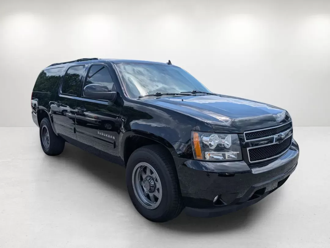 2013 /Ebony Chevrolet Suburban LT (1GNSCJE02DR) with an Gas/Ethanol V8 5.3L/323 engine, 6-Speed Automatic transmission, located at 3959 U.S. 80 W, Phenix City, AL, 36870, (334) 297-4885, 32.469296, -85.135185 - 2013 Chevrolet Suburban LT - Photo#3
