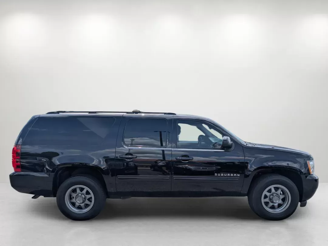 2013 /Ebony Chevrolet Suburban LT (1GNSCJE02DR) with an Gas/Ethanol V8 5.3L/323 engine, 6-Speed Automatic transmission, located at 3959 U.S. 80 W, Phenix City, AL, 36870, (334) 297-4885, 32.469296, -85.135185 - 2013 Chevrolet Suburban LT - Photo#4