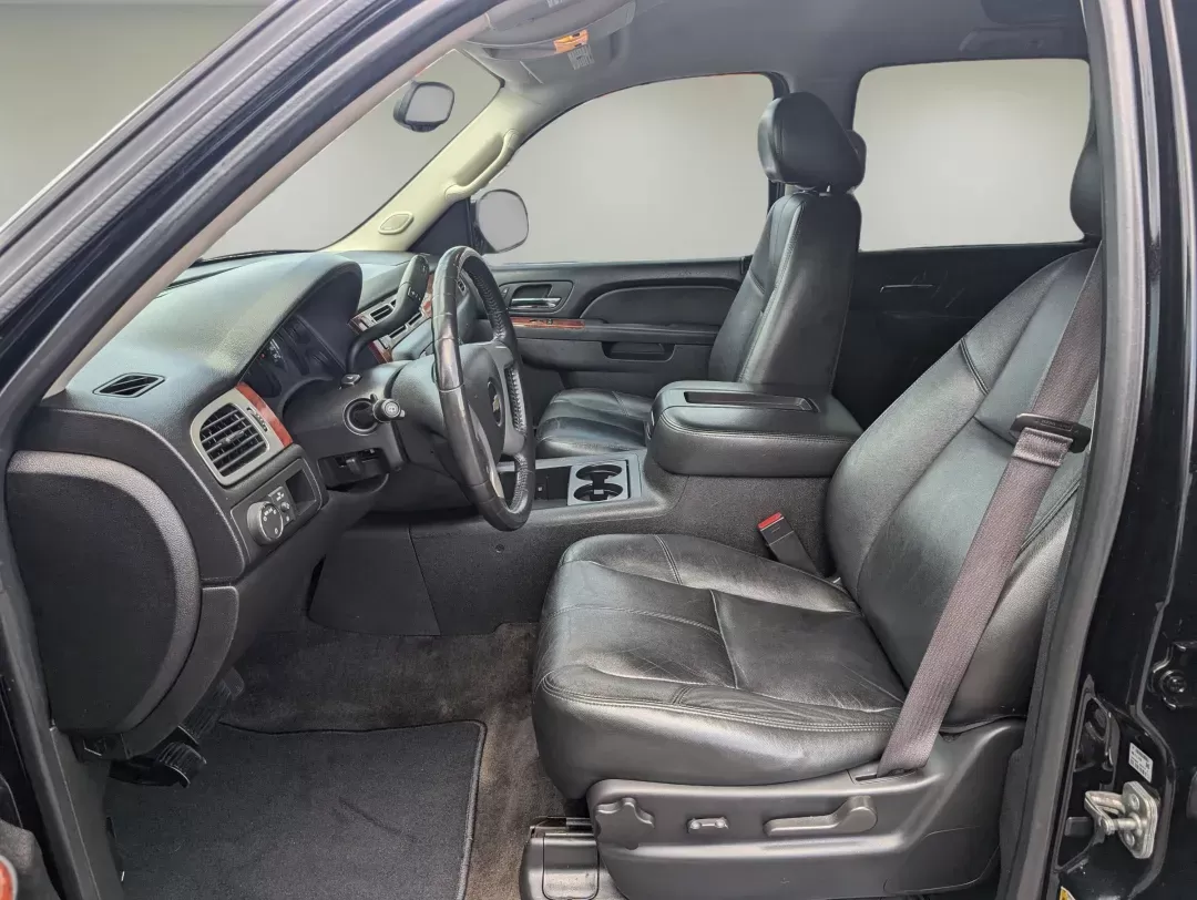 2013 /Ebony Chevrolet Suburban LT (1GNSCJE02DR) with an Gas/Ethanol V8 5.3L/323 engine, 6-Speed Automatic transmission, located at 3959 U.S. 80 W, Phenix City, AL, 36870, (334) 297-4885, 32.469296, -85.135185 - 2013 Chevrolet Suburban LT - Photo#10