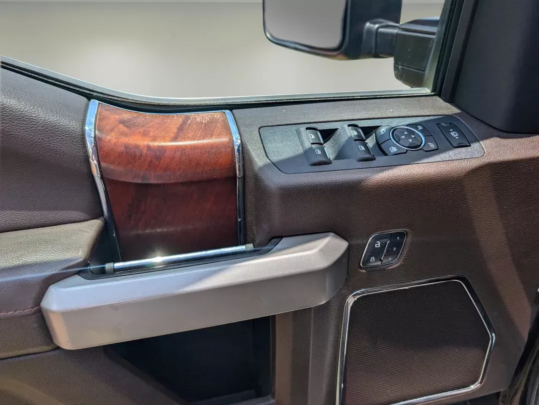 2018 Ford Super Duty F-250 SRW King Ranch (1FT7W2BT1JE) with an Intercooled Turbo Diesel V-8 6.7 L/406 engine, 6-Speed Automatic w/OD transmission, located at 3959 U.S. 80 W, Phenix City, AL, 36870, (334) 297-4885, 32.469296, -85.135185 - 2018 Ford Super Duty F-250 SRW King Ranch - Photo#9