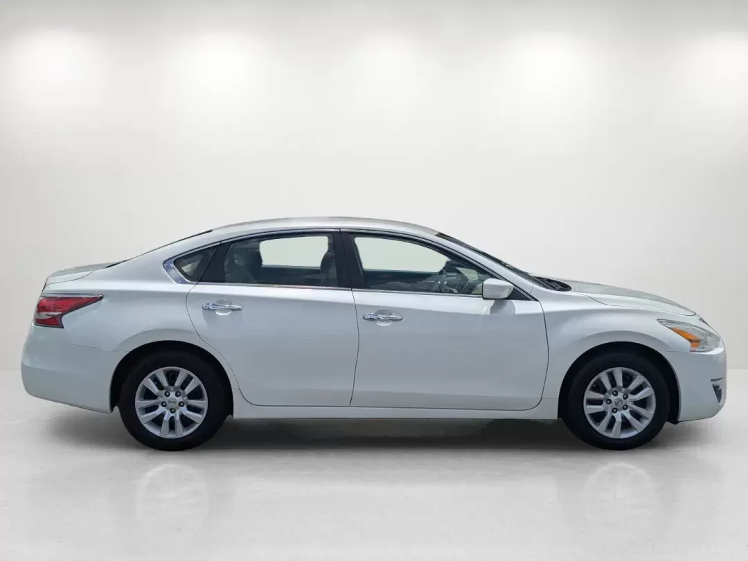 2015 Nissan Altima 2.5 S (1N4AL3AP6FC) with an Regular Unleaded I-4 2.5 L/152 engine, 1-Speed CVT w/OD transmission, located at 3959 U.S. 80 W, Phenix City, AL, 36870, (334) 297-4885, 32.469296, -85.135185 - 2015 Nissan Altima 2.5 S - Photo#3