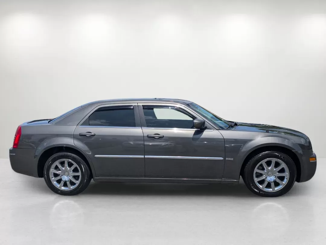 2009 /Dark slate gray Chrysler 300 Touring (2C3KA53V69H) with an Gas V6 3.5L/214 engine, 4-Speed Automatic transmission, located at 3959 U.S. 80 W, Phenix City, AL, 36870, (334) 297-4885, 32.469296, -85.135185 - 2009 Chrysler 300 Touring - Photo#3