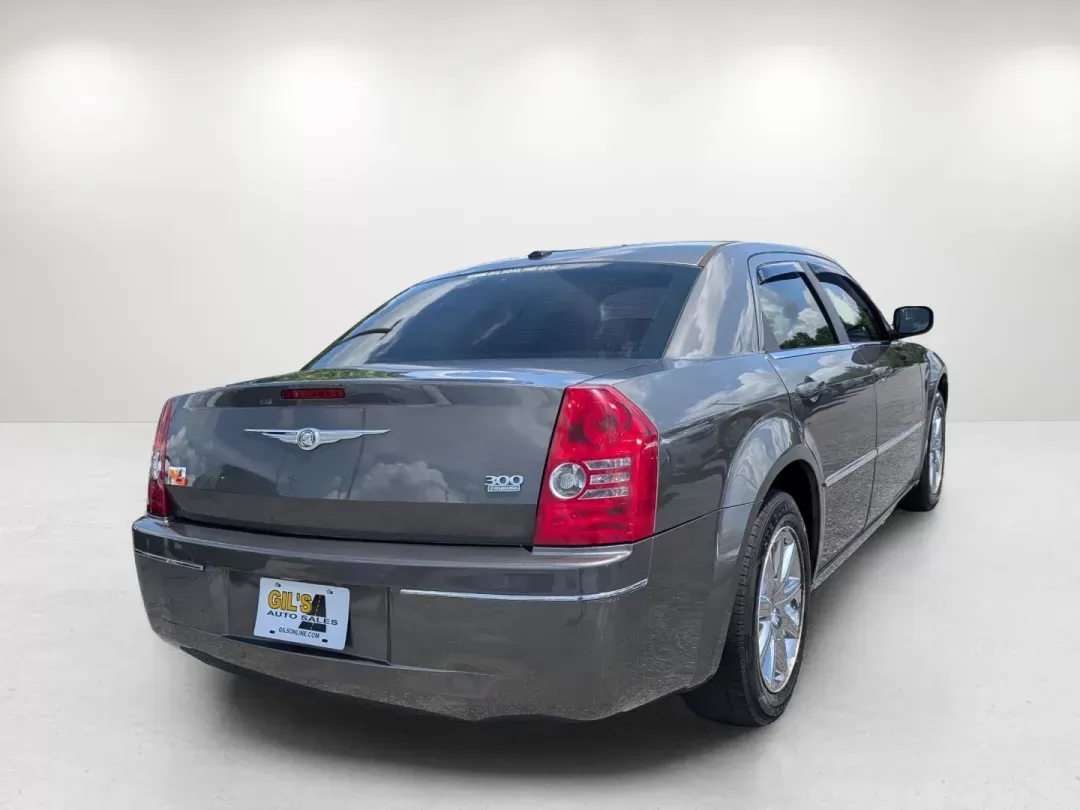 2009 /Dark slate gray Chrysler 300 Touring (2C3KA53V69H) with an Gas V6 3.5L/214 engine, 4-Speed Automatic transmission, located at 3959 U.S. 80 W, Phenix City, AL, 36870, (334) 297-4885, 32.469296, -85.135185 - 2009 Chrysler 300 Touring - Photo#4
