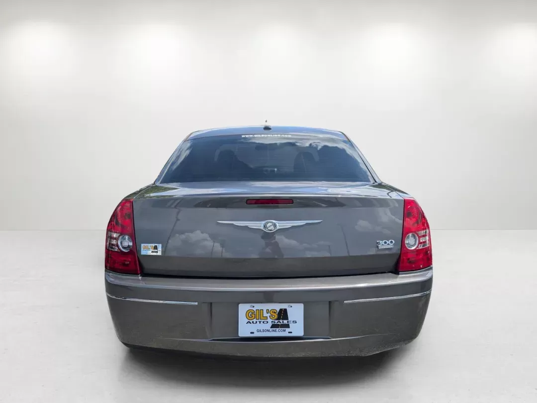 2009 /Dark slate gray Chrysler 300 Touring (2C3KA53V69H) with an Gas V6 3.5L/214 engine, 4-Speed Automatic transmission, located at 3959 U.S. 80 W, Phenix City, AL, 36870, (334) 297-4885, 32.469296, -85.135185 - 2009 Chrysler 300 Touring - Photo#5
