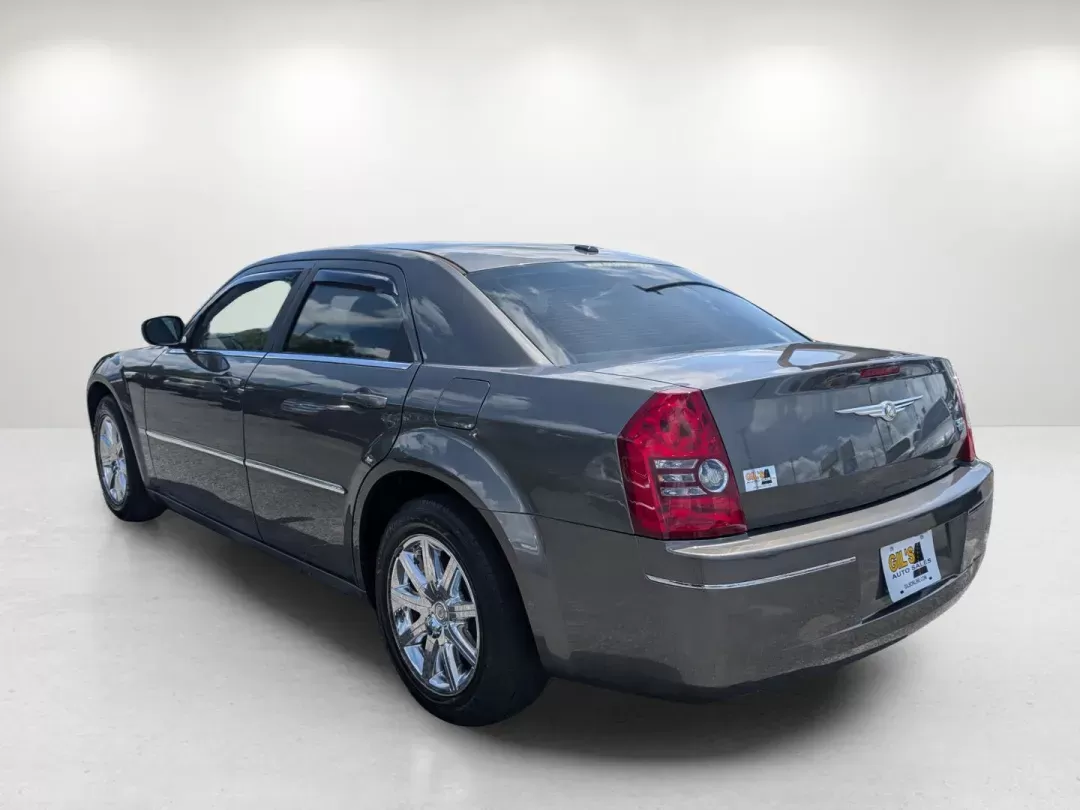 2009 /Dark slate gray Chrysler 300 Touring (2C3KA53V69H) with an Gas V6 3.5L/214 engine, 4-Speed Automatic transmission, located at 3959 U.S. 80 W, Phenix City, AL, 36870, (334) 297-4885, 32.469296, -85.135185 - 2009 Chrysler 300 Touring - Photo#6