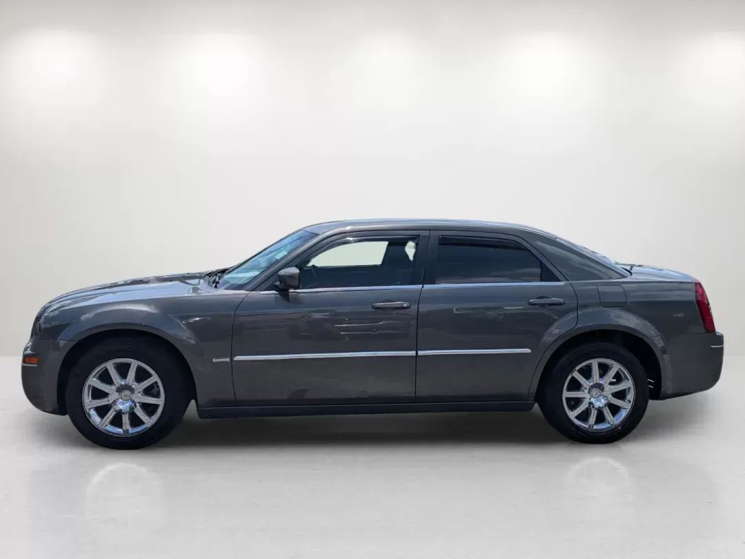 2009 /Dark slate gray Chrysler 300 Touring (2C3KA53V69H) with an Gas V6 3.5L/214 engine, 4-Speed Automatic transmission, located at 3959 U.S. 80 W, Phenix City, AL, 36870, (334) 297-4885, 32.469296, -85.135185 - 2009 Chrysler 300 Touring - Photo#7